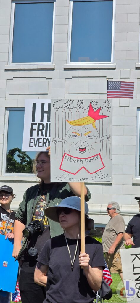 Trumpty Dumpty - He's Cracked